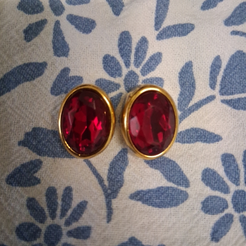Vintage Signed Evoke Gold Tone and Ruby Red Faceted Oval Stud Earrings.